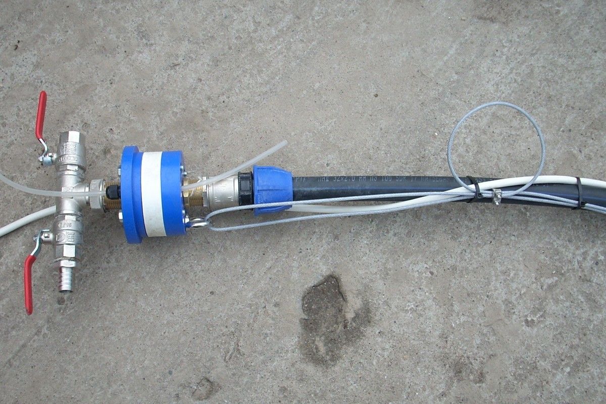 Оголовок с арматурой, ПНД-трубой, тросом и кабелем